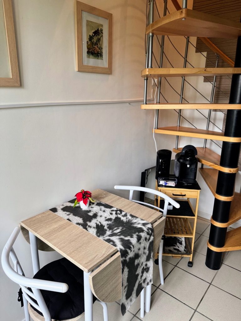 Coin repas et escalier du Petit Bressan
